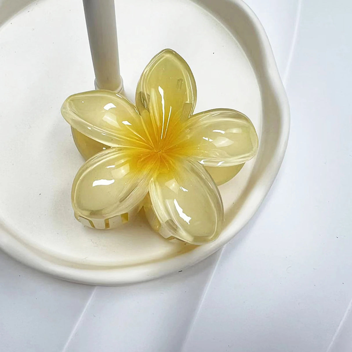 2024 Bohemian Beach Vacation Frangipani Egg Flower Hair Clips Lily Flower Hawaii Beach Hair Claw for Women Girl Hair Accessories