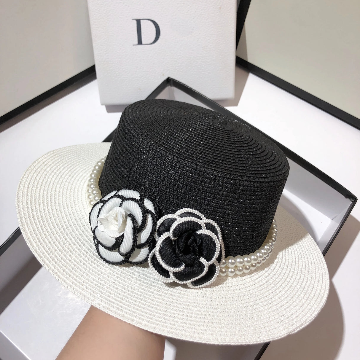 Design light light luxury small fragrance flat top hat women summer straw woven wild black and white flower wind sun hat