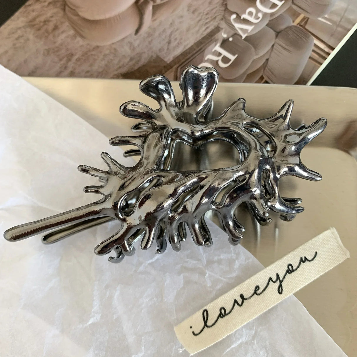 Creativity Unique Colorful Alien Metal Conch Hair Claws for Women Girl Y2K Hollow Headwear Shell Crab Hair Clip Hair Accessories
