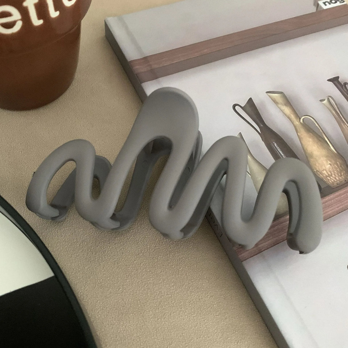 2023 New Trendy Curve Matt Hair Claw Clip Large Shark Crab Hair Clips Women Hair Accessories INS Female Back of Head Hairpin