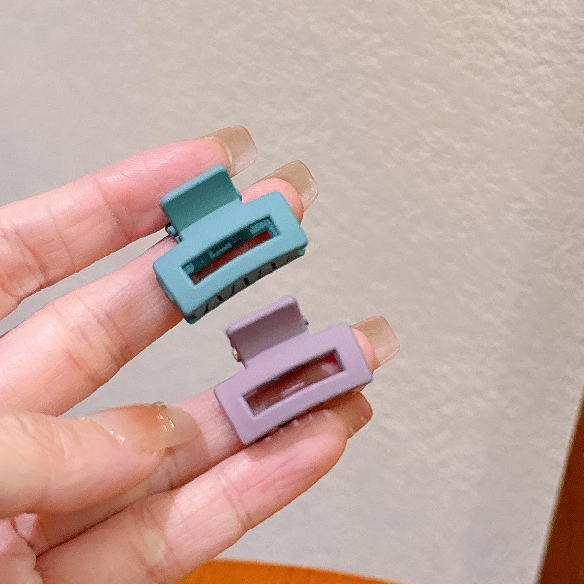 20 Pcs/bag Solid Color Matte Hollow Hair Claw Clip Candy Color Catch Barrettes Stylish Hair Accessories Suitable for Women