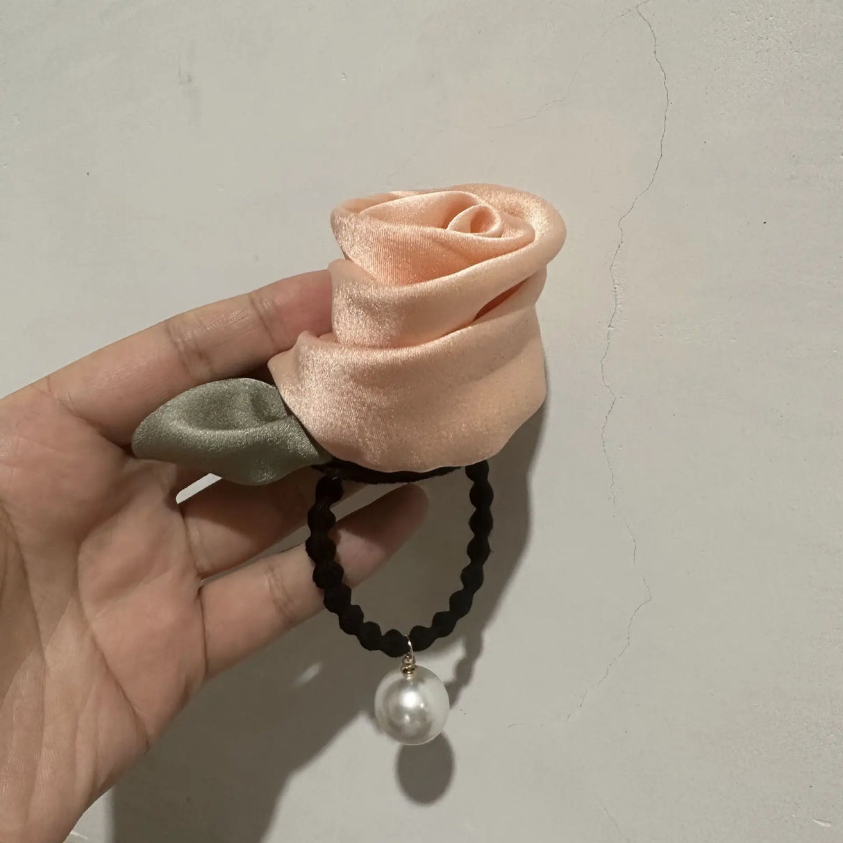 Women Elegant Silk Rose Flower Pearl Elastics Hair Band Beatiful Scrunchies Hair Ties Ladies Ponytail Holder Hair Accessories