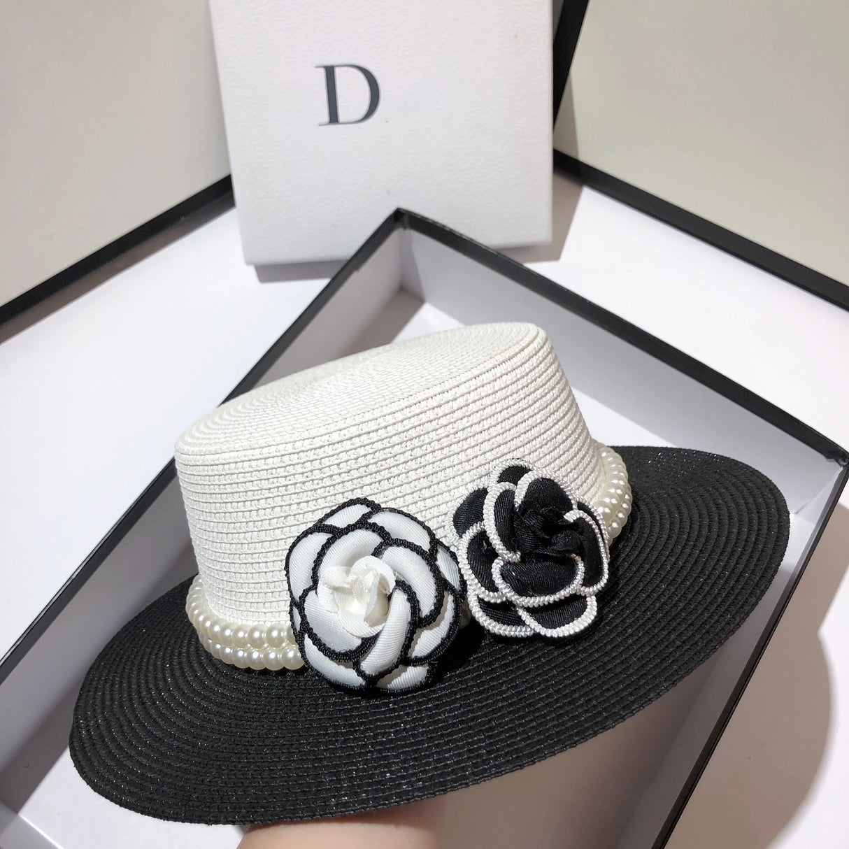 Design light light luxury small fragrance flat top hat women summer straw woven wild black and white flower wind sun hat