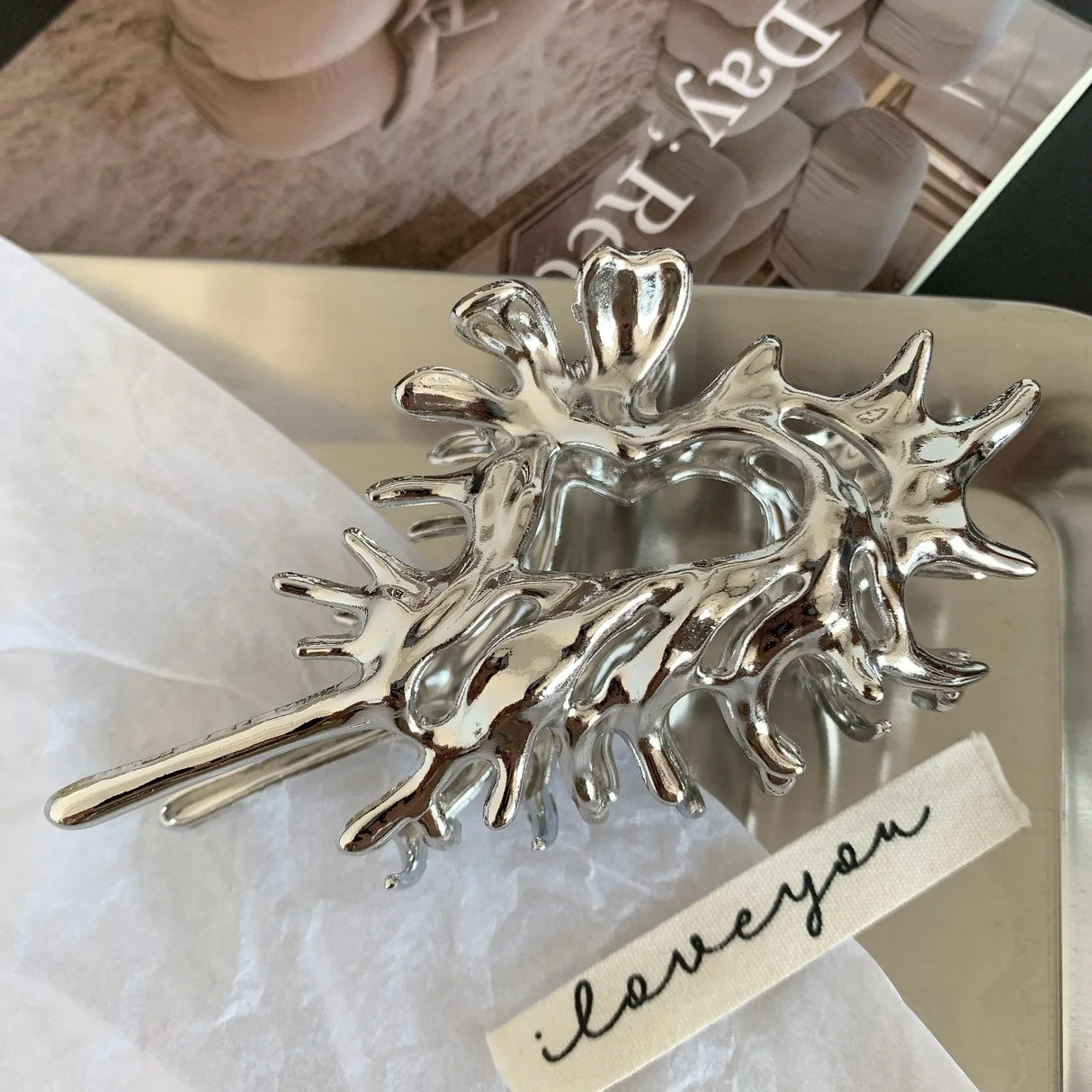 Creativity Unique Colorful Alien Metal Conch Hair Claws for Women Girl Y2K Hollow Headwear Shell Crab Hair Clip Hair Accessories