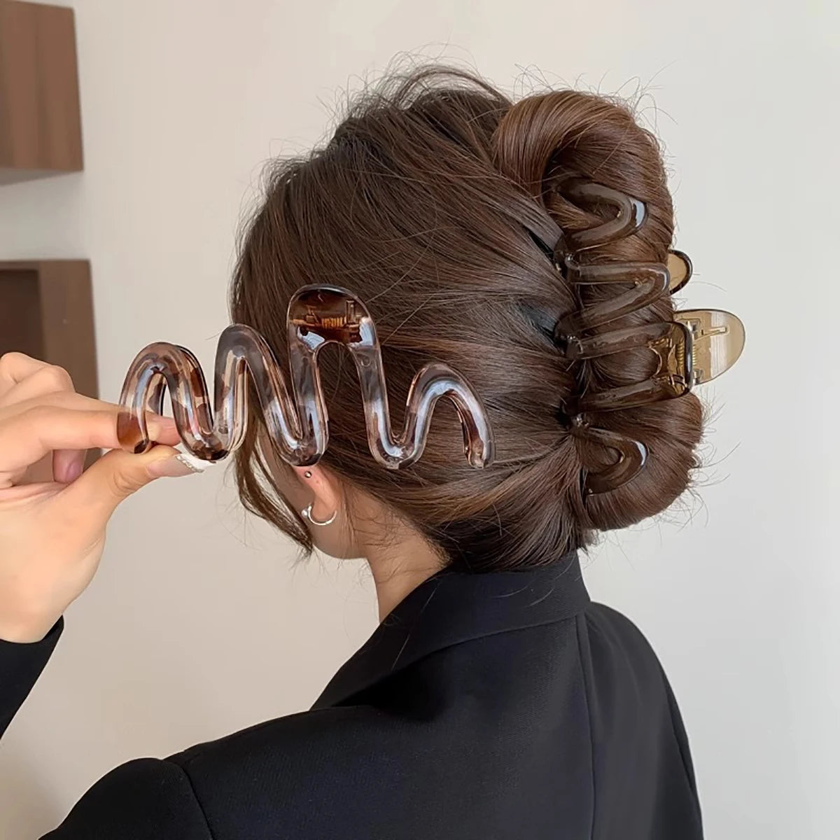 2pcs Women's Y2K Wavy High Glossy Amber Brown Large Lightweight Plastic Hair Clip Elegant and Minimalistic
