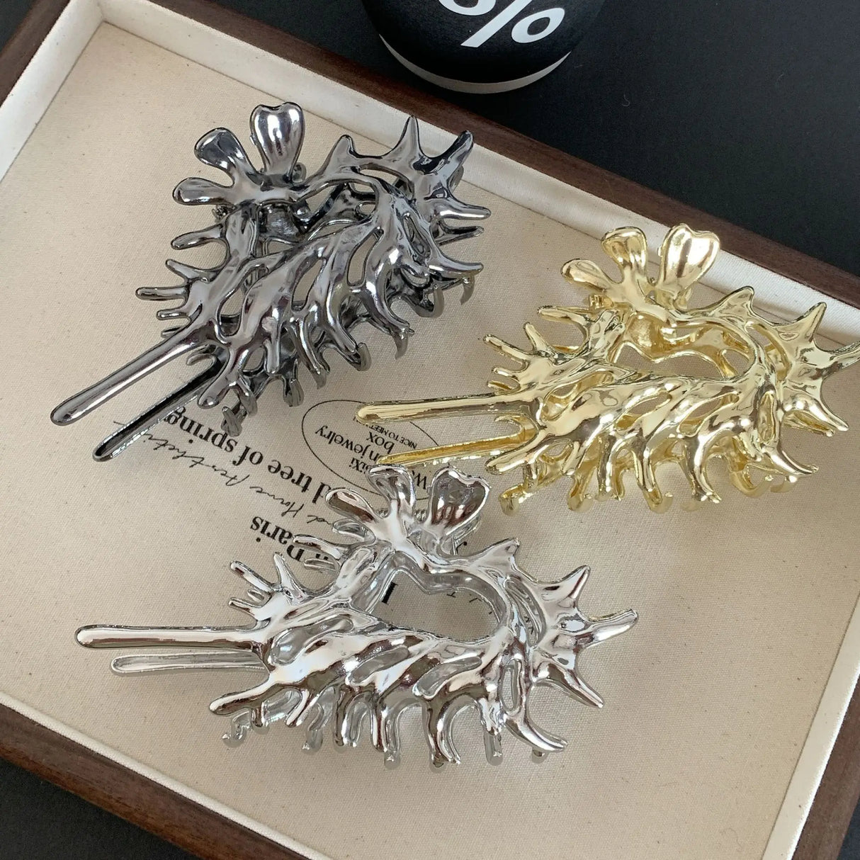 Creativity Unique Colorful Alien Metal Conch Hair Claws for Women Girl Y2K Hollow Headwear Shell Crab Hair Clip Hair Accessories