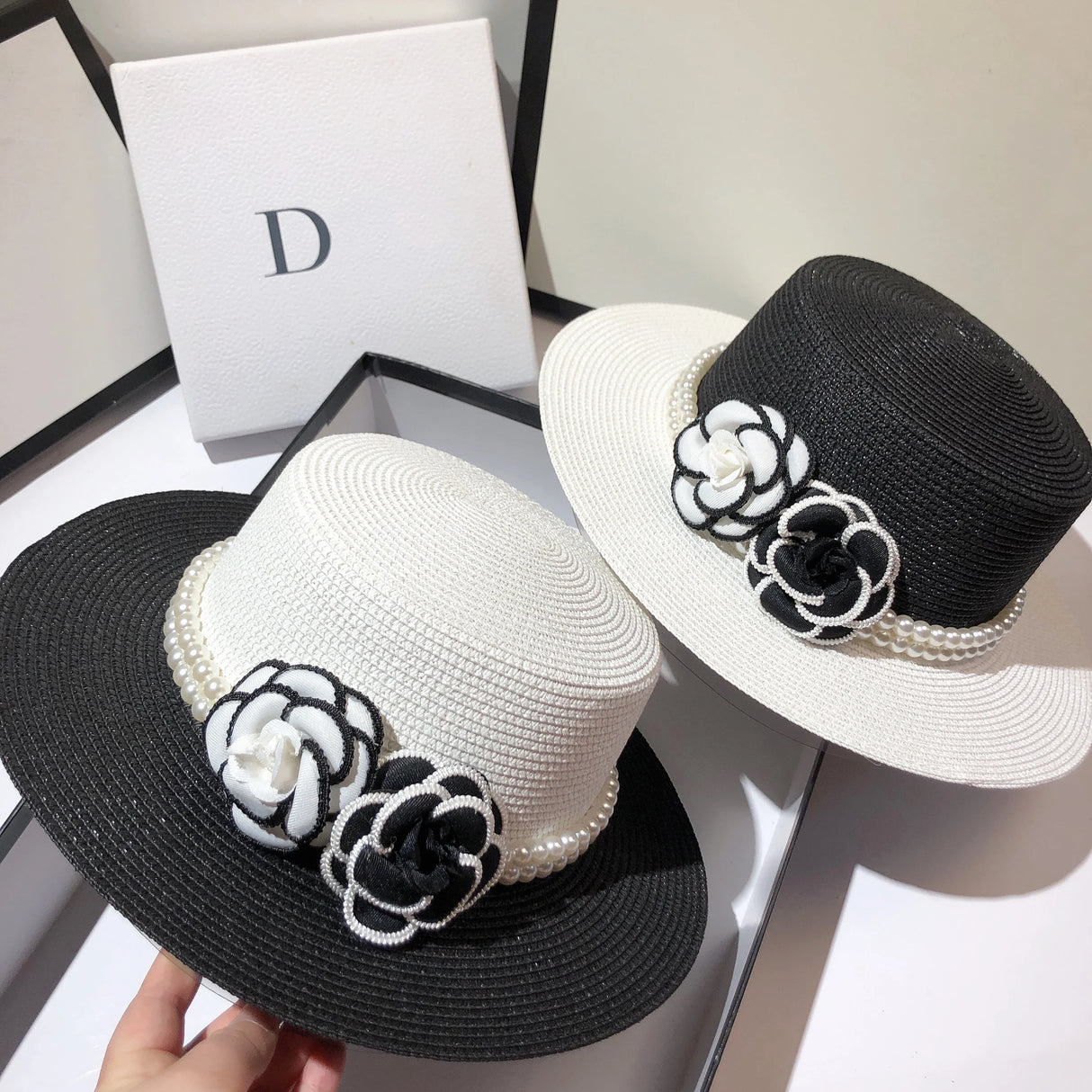 Design light light luxury small fragrance flat top hat women summer straw woven wild black and white flower wind sun hat