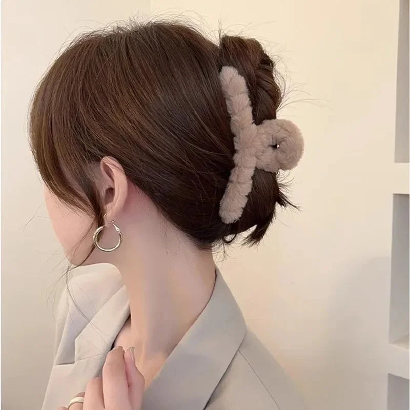 Winter Faux Fur Hair Claw for Women Elegant Acrylic Crab Barrette Hairpin Girl-Hair Accessories Furry Headwear Hair Claw Clip