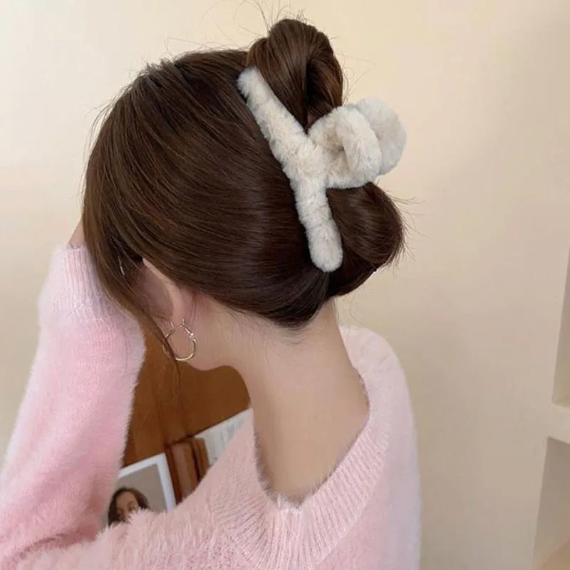New Winter Faux Fur Hair Claw for Women Elegant Acrylic Crab Barrette Hairpin Girl-Hair Furry Headwear Hair Claw Clip