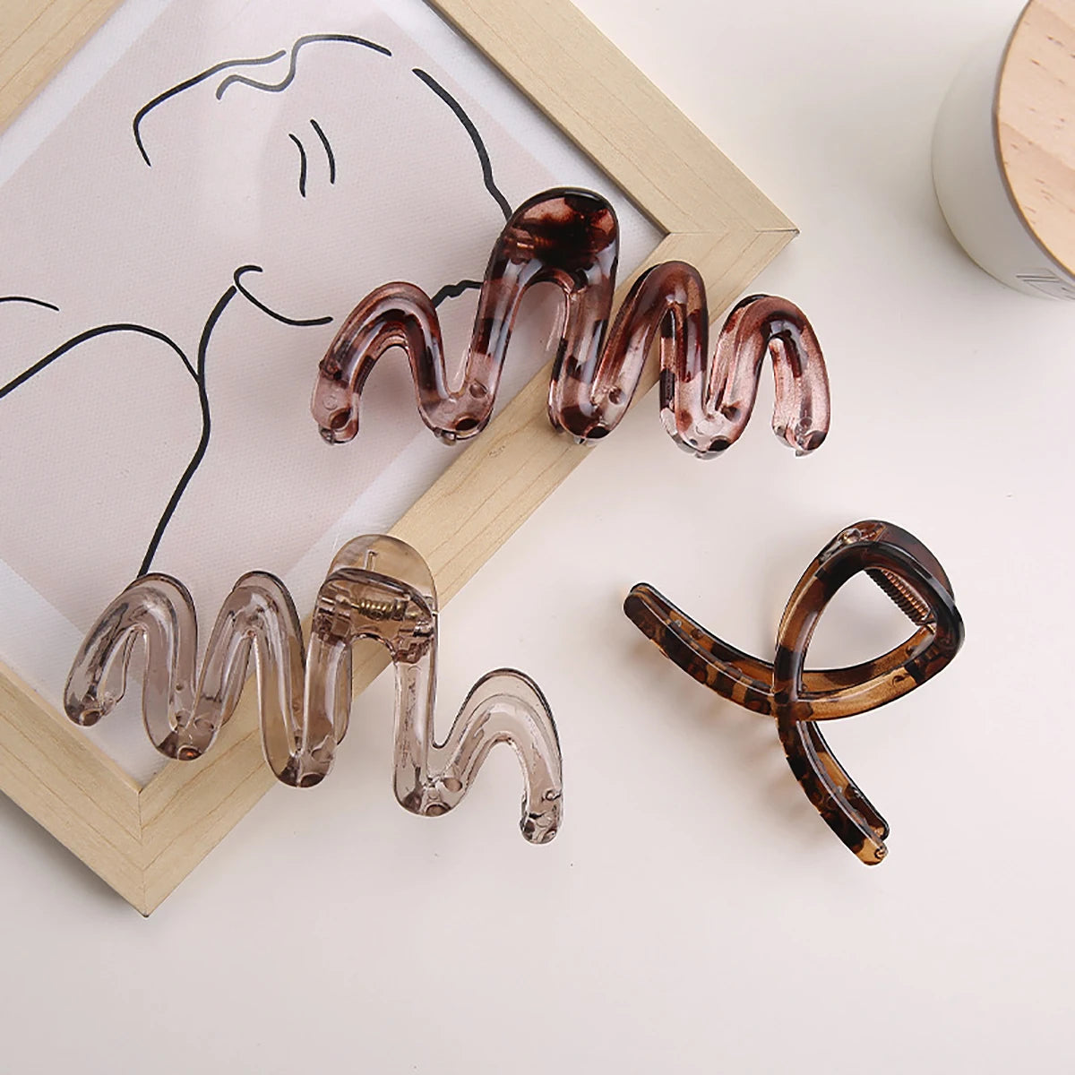 2pcs Women's Y2K Wavy High Glossy Amber Brown Large Lightweight Plastic Hair Clip Elegant and Minimalistic
