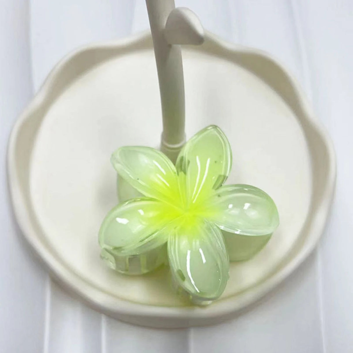 2024 Bohemian Beach Vacation Frangipani Egg Flower Hair Clips Lily Flower Hawaii Beach Hair Claw for Women Girl Hair Accessories