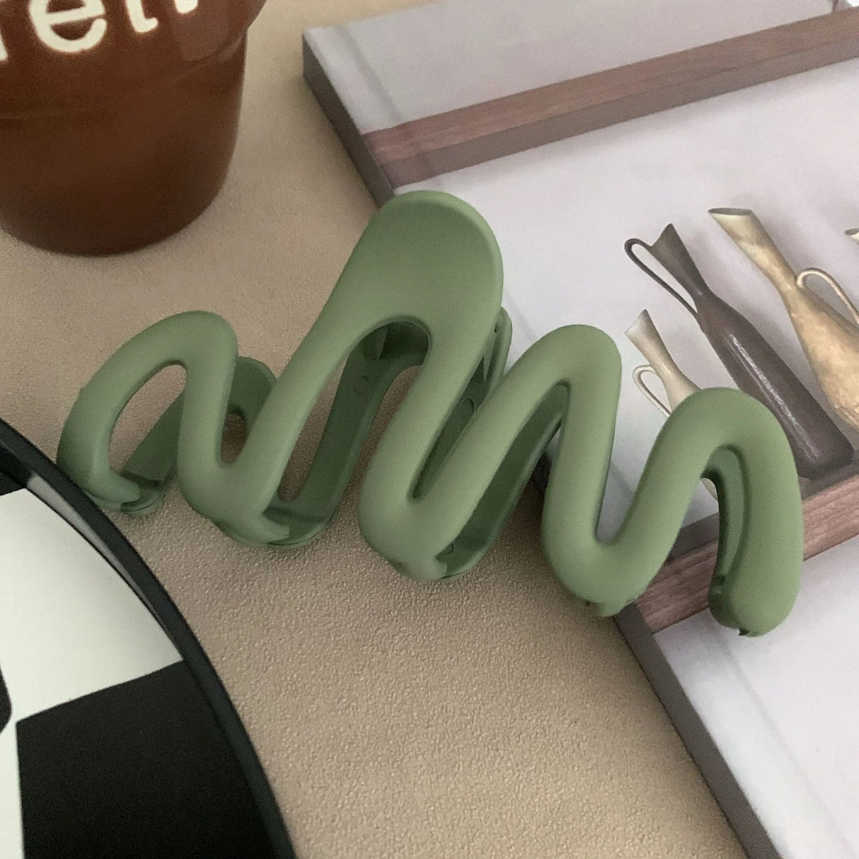2023 New Trendy Curve Matt Hair Claw Clip Large Shark Crab Hair Clips Women Hair Accessories INS Female Back of Head Hairpin