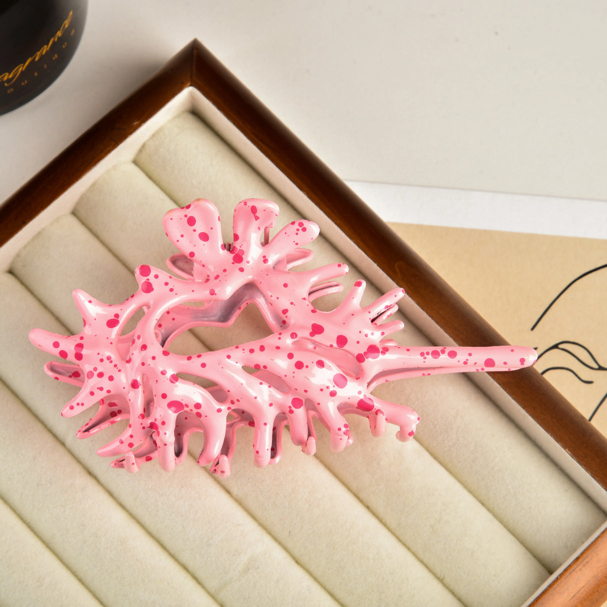 Creativity Unique Colorful Alien Metal Conch Hair Claws for Women Girl Y2K Hollow Headwear Shell Crab Hair Clip Hair Accessories